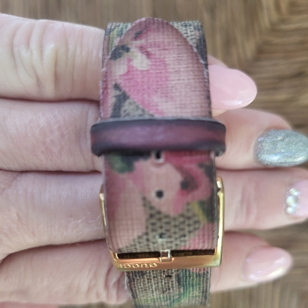Gorgeous 💓 😍 💓 Gucci Watch SO POPULAR & THE "IT" Watch right now! - Picture 3 of 4